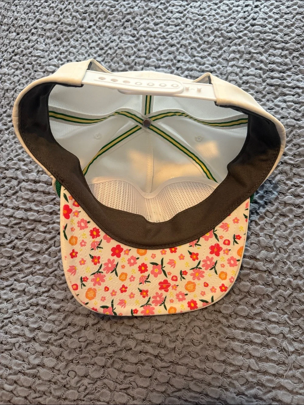 White woman's golf  Cap with Green Trim and Swan Logo.